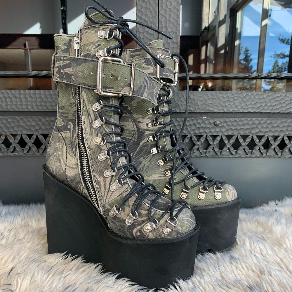 Poster Grl Camo Print Wedge Platform Traitor Boots Green -
